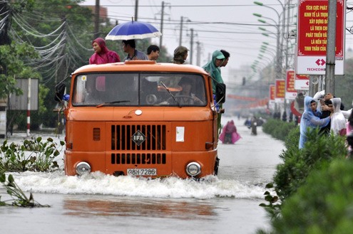 A truck carries local residents in flooded Ha Tinh City, the central province of Ha Tinh on Oct. 18, 2010. Several central provinces suffer from deadly floods in the past three weeks. (Photo: VNExpress) A truck carries local residents in flooded Ha Tinh City, the central province of Ha Tinh on Oct. 18, 2010. Several central provinces suffer from deadly floods in the past three weeks. (Photo: VNExpress)